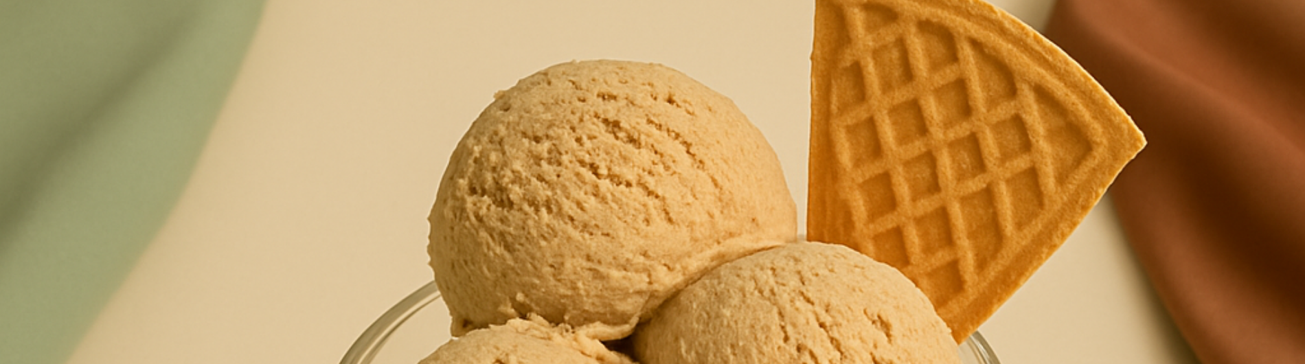 Berliner Kaffeerösterei Sommer Kaffeerezept cremiges Kaffeeis mit Espresso - Hintergrund